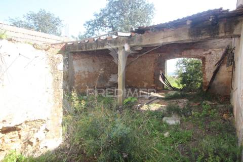 Casa antiga para renovar c/ terreno amplo