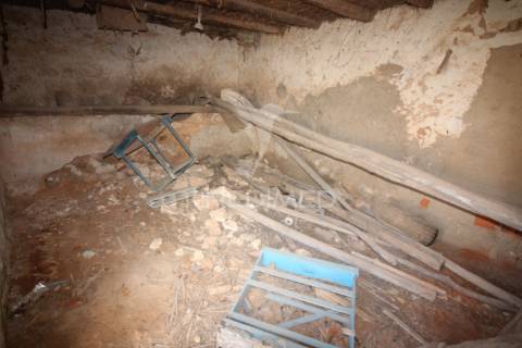 Casa antiga para renovar c/ terreno amplo