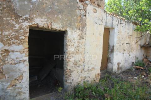 Casa antiga para renovar c/ terreno amplo