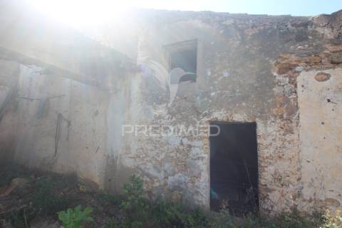 Casa antiga para renovar c/ terreno amplo