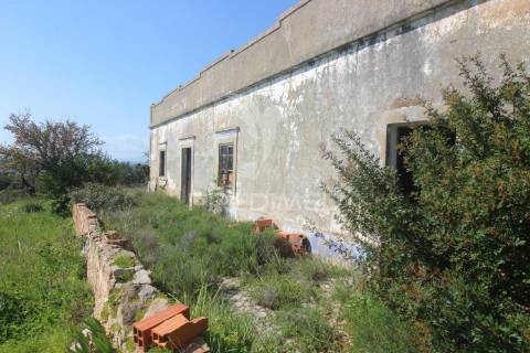 Casa antiga para renovar c/ terreno amplo