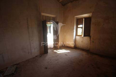 Casa antiga para renovar c/ terreno amplo