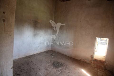 Casa antiga para renovar c/ terreno amplo