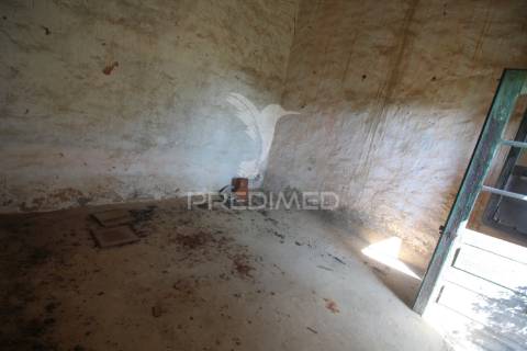 Casa antiga para renovar c/ terreno amplo