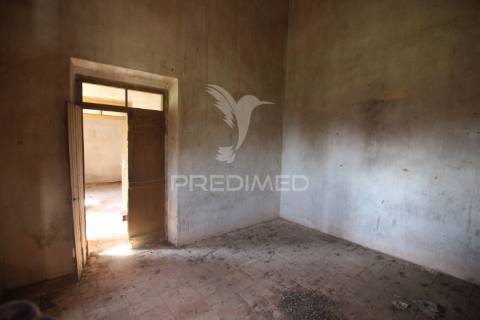 Casa antiga para renovar c/ terreno amplo