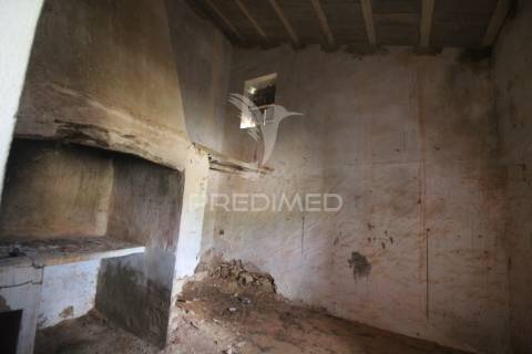 Casa antiga para renovar c/ terreno amplo