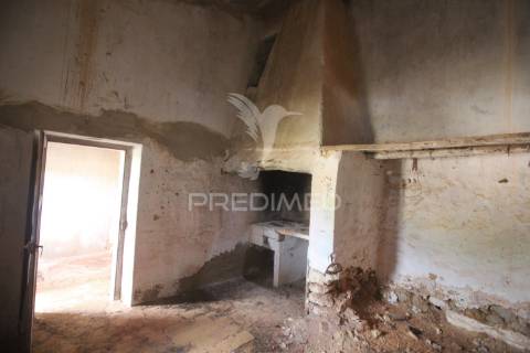 Casa antiga para renovar c/ terreno amplo