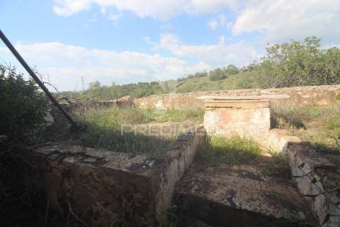 Casa antiga para renovar c/ terreno amplo