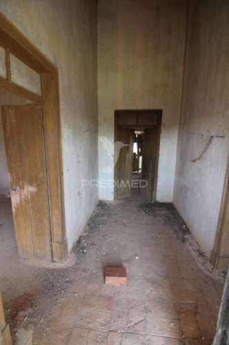 Casa antiga para renovar c/ terreno amplo
