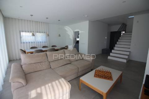 Moradia t3 recente com jardim