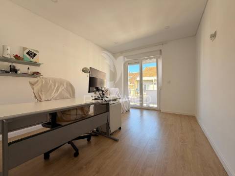 Apartamento t2 renovado no centro de palmela