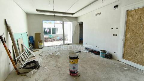 2 suítes, cozinha equipada, ar cond. completo, open space: 35m2