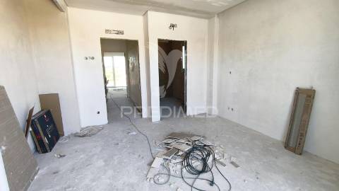2 suítes, cozinha equipada, ar cond. completo, open space: 35m2