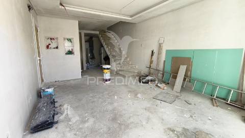 2 suítes, cozinha equipada, ar cond. completo, open space: 35m2