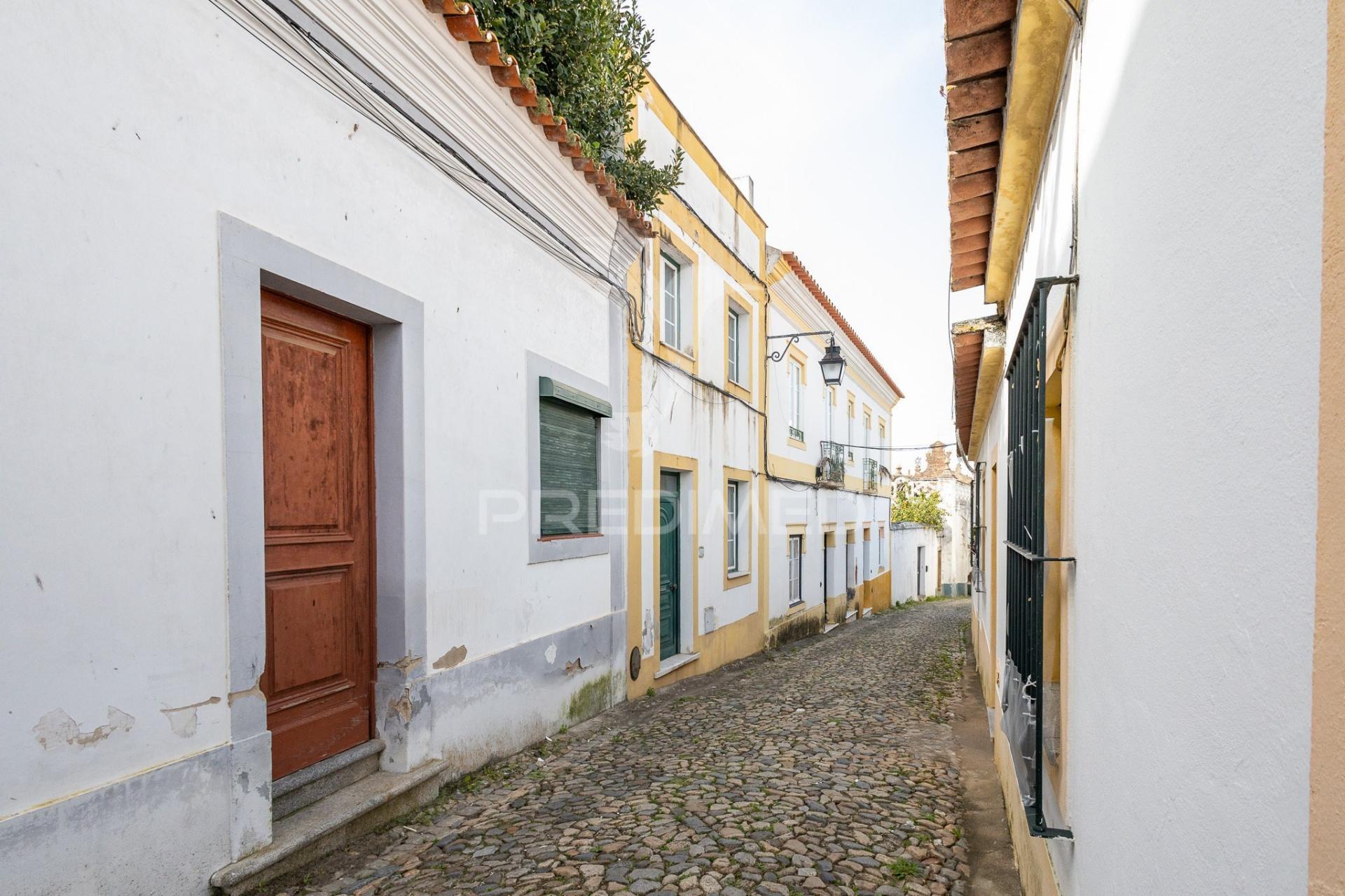 Moradia independente t2, no coração do centro histórico de évora