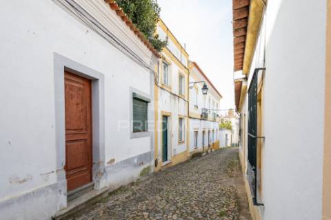 Moradia independente t2, no coração do centro histórico de évora