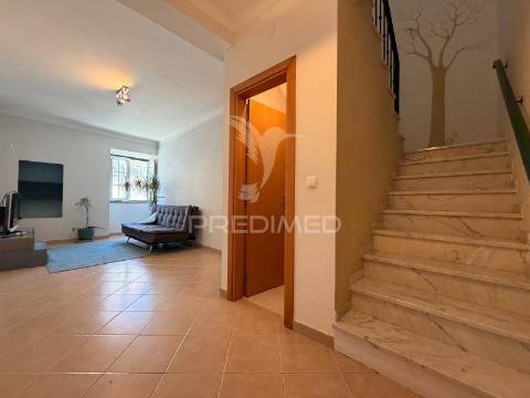 Arrenda-se moradia t2 com garagem no centro de palmela