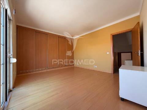 Arrenda-se moradia t2 com garagem no centro de palmela