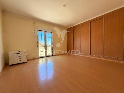 Arrenda-se moradia t2 com garagem no centro de palmela