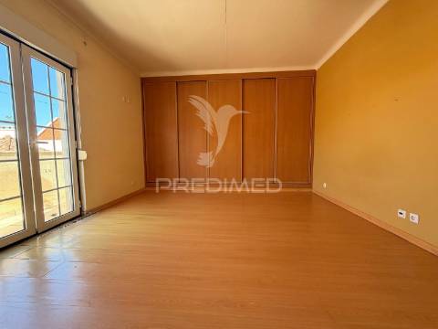 Arrenda-se moradia t2 com garagem no centro de palmela