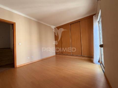 Arrenda-se moradia t2 com garagem no centro de palmela