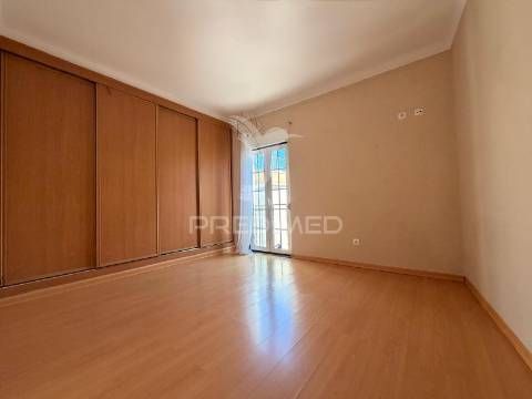 Arrenda-se moradia t2 com garagem no centro de palmela