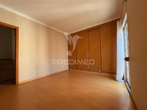 Arrenda-se moradia t2 com garagem no centro de palmela