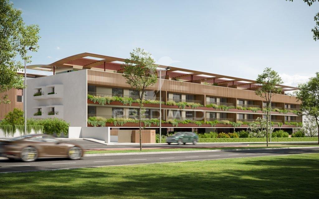 Apartamento t3 de luxo com 3 suites, varanda, 2 estacionamentos e arrumo