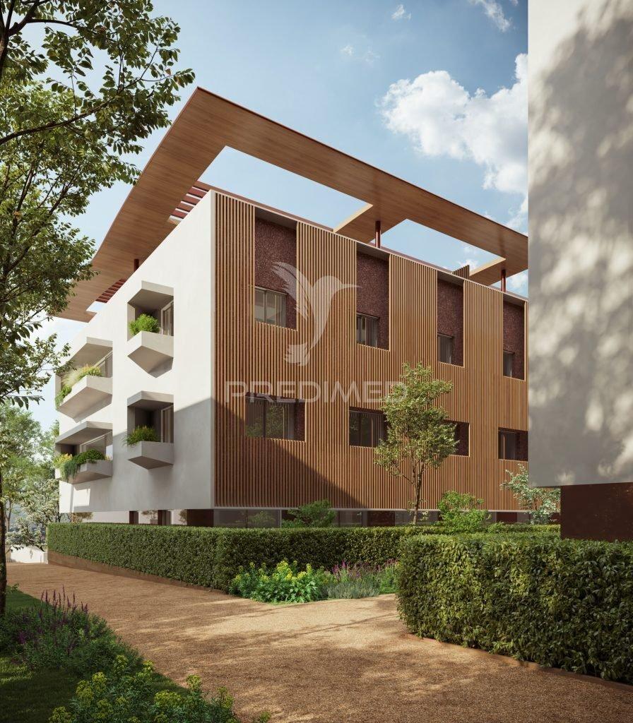 Apartamento t3 de luxo com 3 suites, varanda, 2 estacionamentos e arrumo