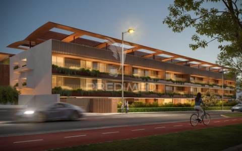 Apartamento t3 de luxo com 3 suites, varanda, 2 estacionamentos e arrumo