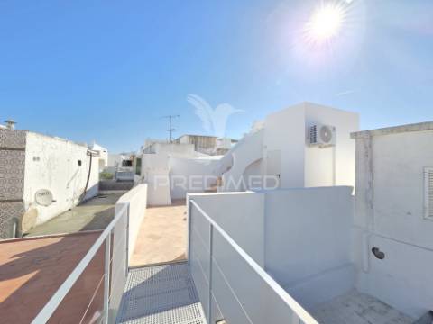 Casa de pescador renovada com açoteia e mirante – olhão