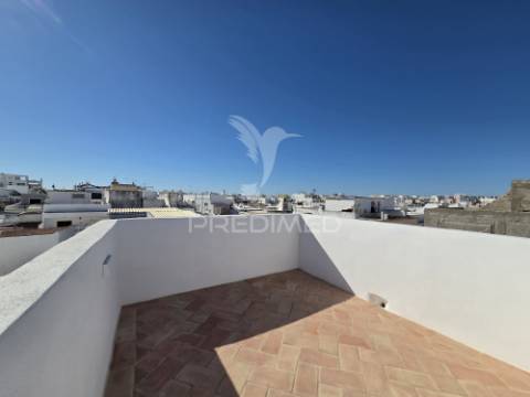 Casa de pescador renovada com açoteia e mirante – olhão