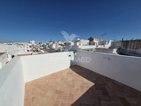 Casa de pescador renovada com açoteia e mirante – olhão