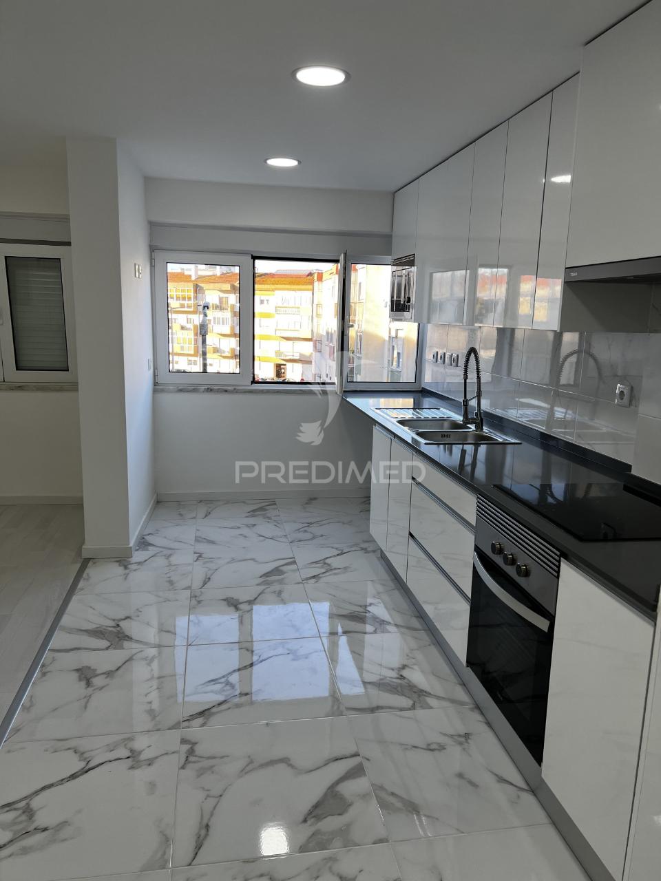 Apartamento t3 laranjeiro almada remodelado