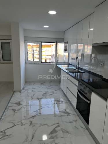 Apartamento t3 laranjeiro almada remodelado