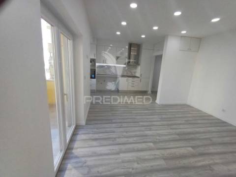 Apartamento t3 laranjeiro almada remodelado