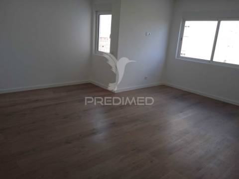 Apartamento t3 laranjeiro almada remodelado