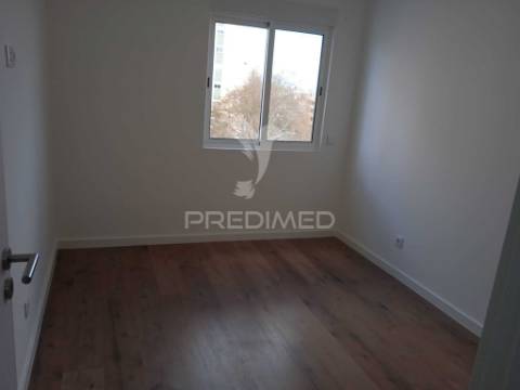 Apartamento t3 laranjeiro almada remodelado