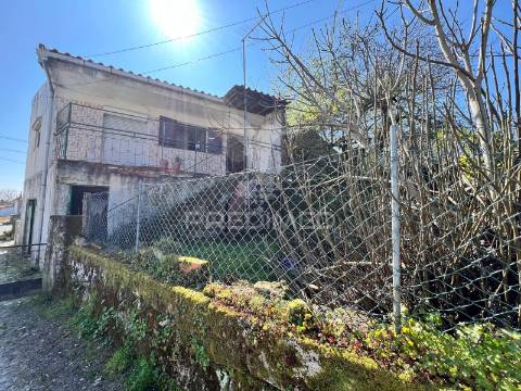 Moradia t3 com garagem e terreno em samorinha – carrazeda de ansiães