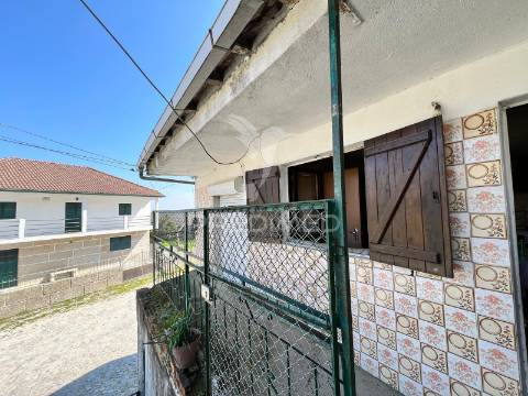 Moradia t3 com garagem e terreno em samorinha – carrazeda de ansiães