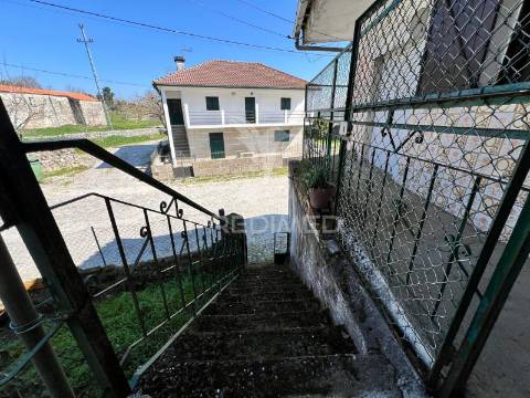 Moradia t3 com garagem e terreno em samorinha – carrazeda de ansiães