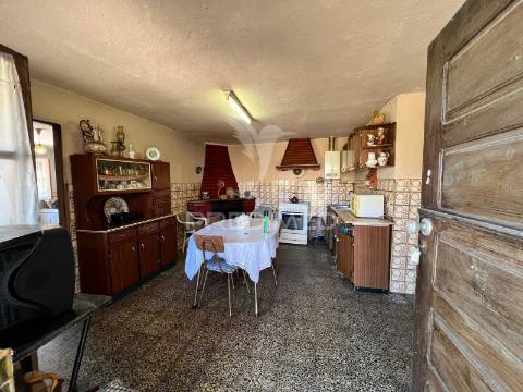 Moradia t3 com garagem e terreno em samorinha – carrazeda de ansiães