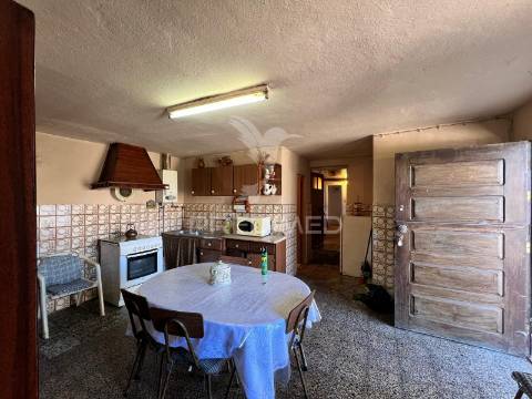 Moradia t3 com garagem e terreno em samorinha – carrazeda de ansiães