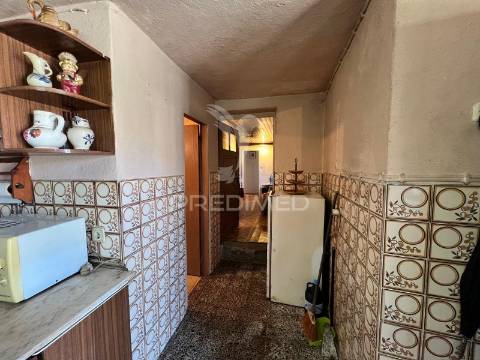 Moradia t3 com garagem e terreno em samorinha – carrazeda de ansiães