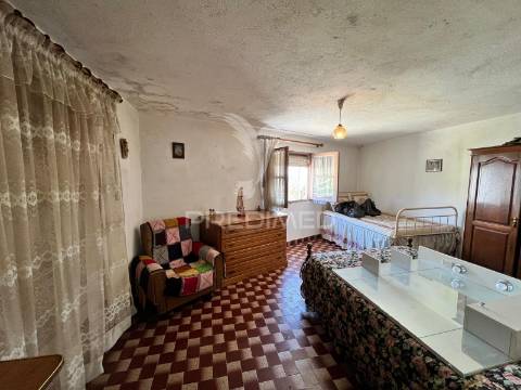 Moradia t3 com garagem e terreno em samorinha – carrazeda de ansiães