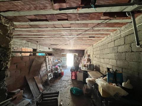 Moradia t3 com garagem e terreno em samorinha – carrazeda de ansiães