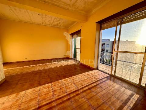 Apartamento t4 com varandas em setúbal