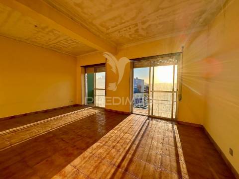 Apartamento t4 com varandas em setúbal