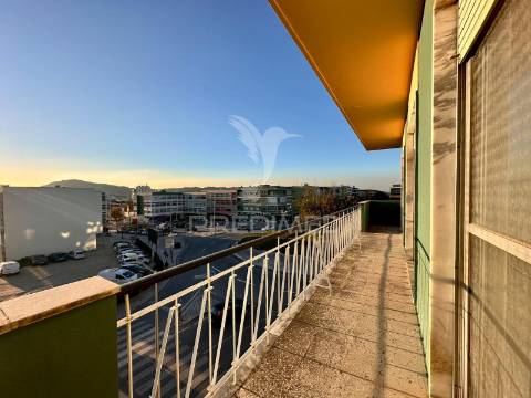 Apartamento t4 com varandas em setúbal