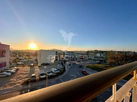 Apartamento t4 com varandas em setúbal
